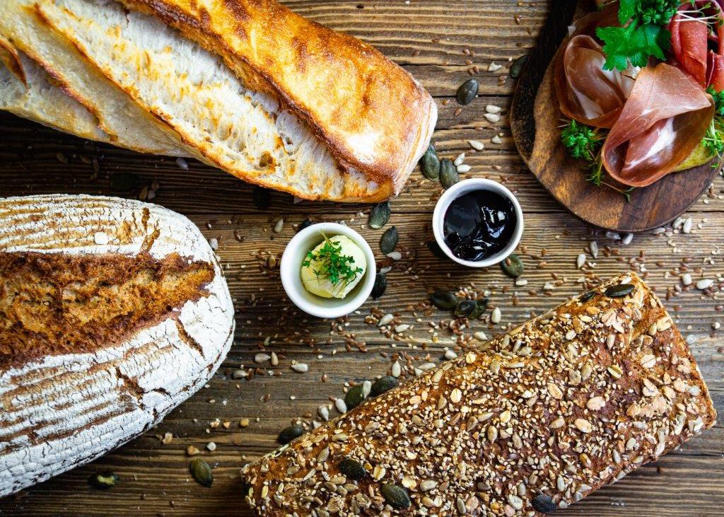 Ein Brett mit Broten darauf