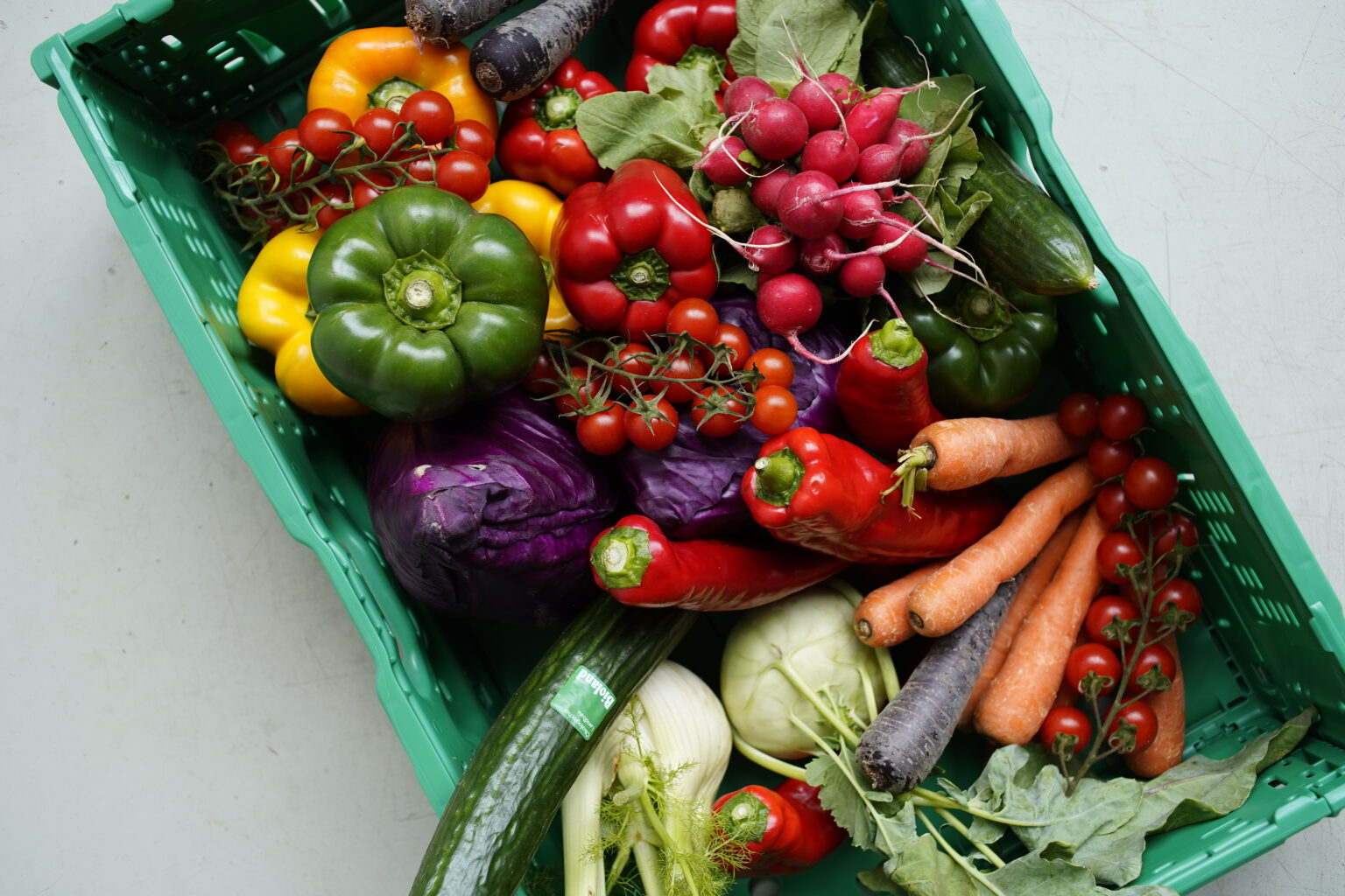 Eine Kiste mit Gemüse darin