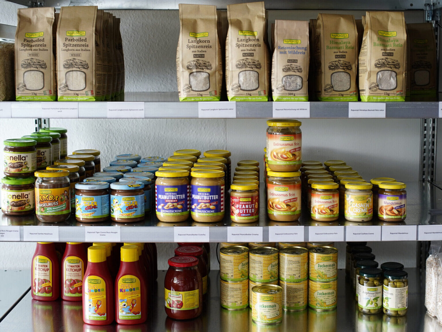 eein Regal mit Lebensmitteln darin