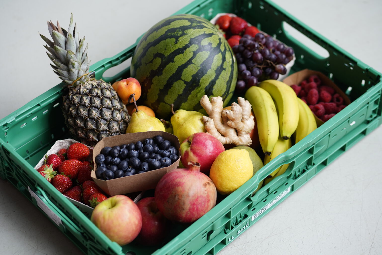 Eine Kiste mit Obst darin