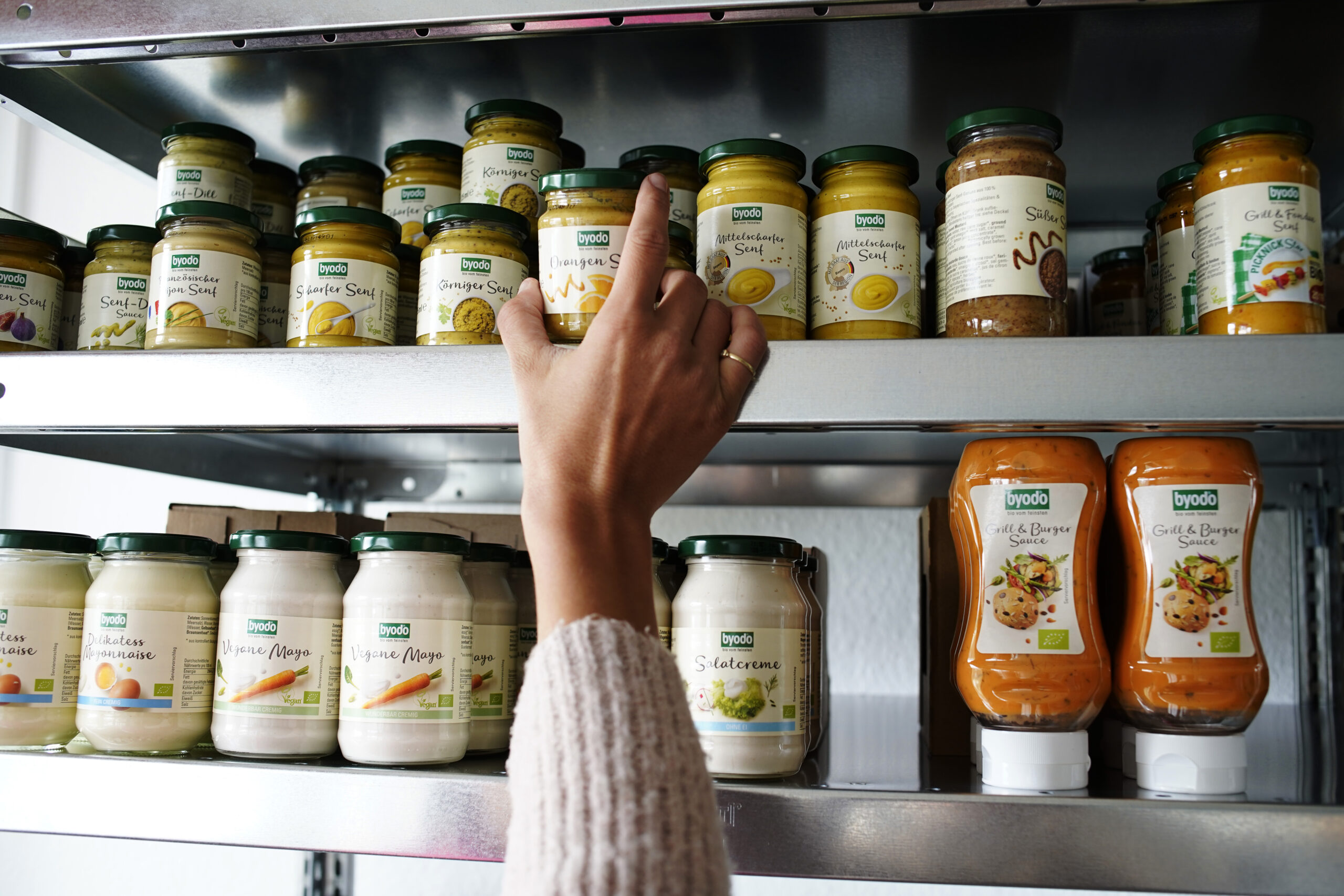 Ein REgal voller Lebensmittel